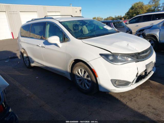  Salvage Chrysler Pacifica