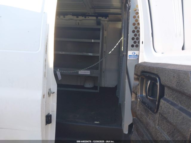 Chevrolet Express Image 2