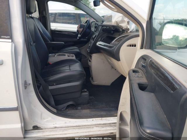 Chrysler Town & Country Touring Image 6