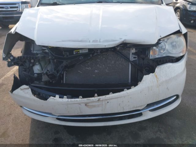 Chrysler Town & Country Touring Image 5