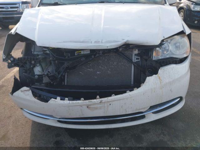 Chrysler Town & Country Touring Image 5