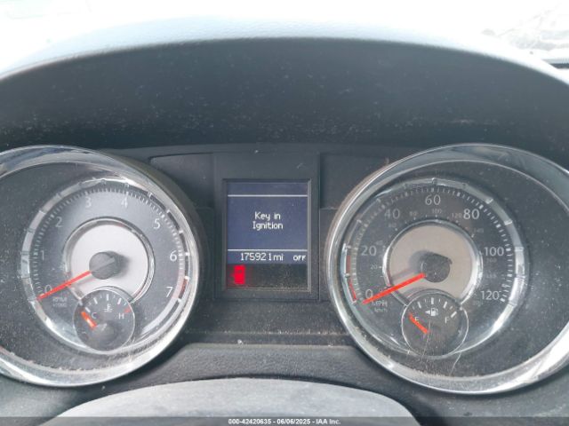 Chrysler Town & Country Touring Image 8