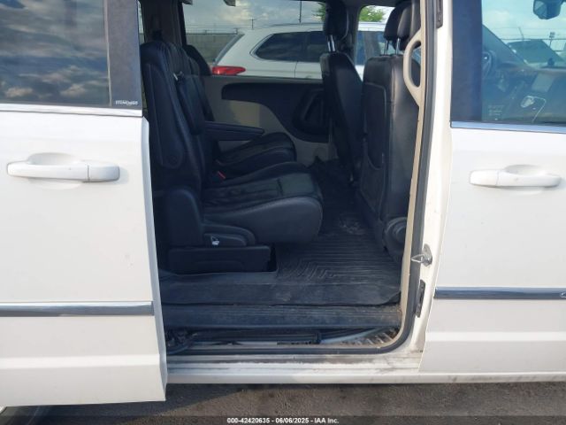 Chrysler Town & Country Touring Image 7