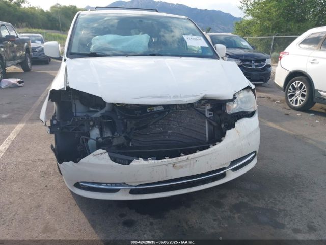 Chrysler Town & Country Touring Image 11