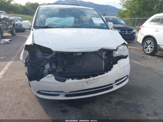 Chrysler Town & Country Touring Image 11