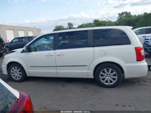 Chrysler Town & Country Touring Image 17