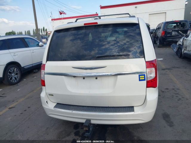 Chrysler Town & Country Touring Image 16