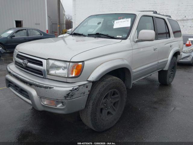 Toyota 4Runner Limited V6 Image 2