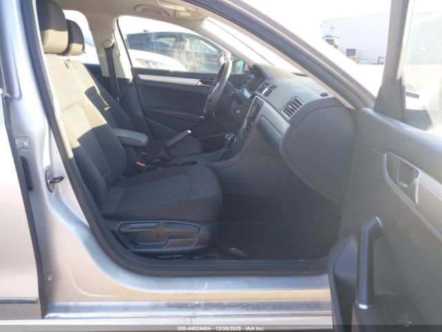 Volkswagen Passat 1.8t S Image 2